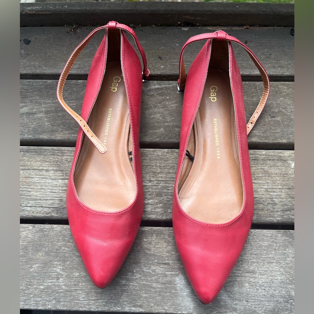 GAP flats with strap 9 leather Worn indoors once.